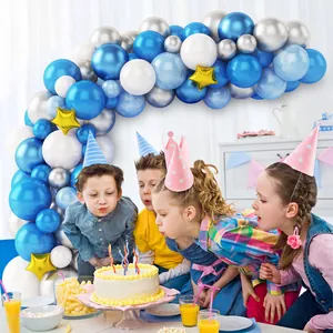 Blauw en zilveren ballonboogpakket met sterren voor de decoratie van een jongensverjaardag