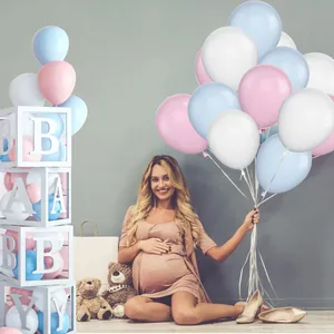 Λεπτομέρεια σετ baby shower με μπαλόνια macaron και λευκά κουτιά με γράμματα baby