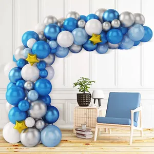 Detail van blauw-zilveren ballonnenboog kit met gouden sterren voor jongen verjaardagsfeest