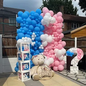 Guirlande de ballons rose et bleu pour baby shower avec boîtes et support point d'interrogation