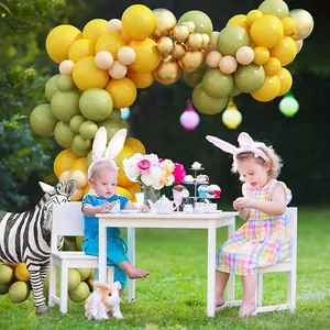 Dettaglio del kit arco di palloncini verde oliva e oro per festa di compleanno all'aperto