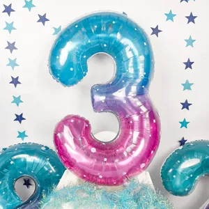 Détail du ballon chiffre 3 en aluminium dégradé bleu et rose avec motif d'étoiles