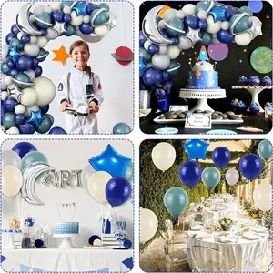 Detail van de ruimte thema ballonboog met zilveren maan en planeetvormige folieballonnen