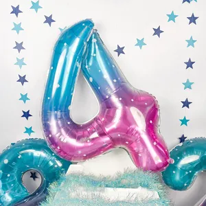 Détail du ballon chiffre 4 de 40 pouces avec dégradé bleu-rose et motif d'étoiles