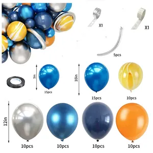 Details van de ruimte ballonboog kit met metallic blauwe en marmeren latex ballonnen