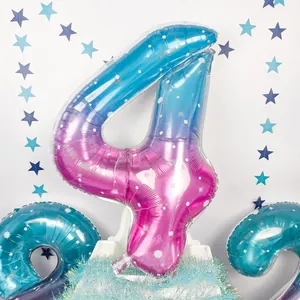 Détail d'un ballon chiffre 4 dégradé rose et bleu de 40 pouces avec motif d'étoiles