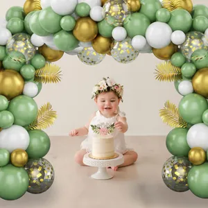 Arco di palloncini verde salvia e oro con foglie di palma per primo compleanno bimbo
