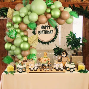 Kit arche de ballons thème jungle avec ballons vert sauge et feuilles dorées