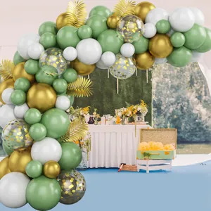 Set arco di palloncini verde salvia e oro con foglie di palma per decorazioni nuziali