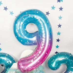Détail du ballon chiffre 9 en dégradé bleu-violet avec étoiles blanches et rubans