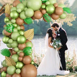 Kit arche de ballons jungle avec vert sauge, touches dorées et feuilles de palmier décor