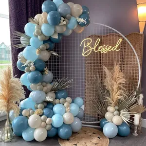 Kit arche de ballons bleu marine et sable avec feuilles de palmier pour mariage