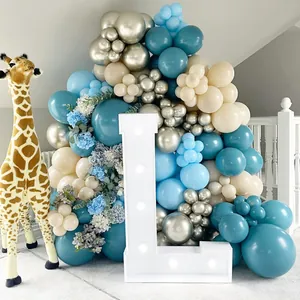 Détail de la guirlande de ballons bleu et argent avec fleurs pour décor de fête