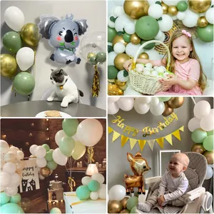 Détail du kit arche de ballons jungle avec ballons koala et bannière anniversaire