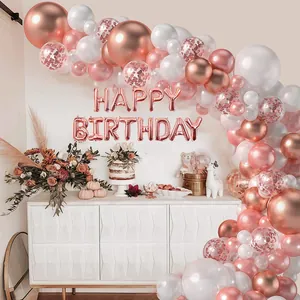 Détail de l'arche de ballons rose gold Happy Birthday avec ballons à confettis