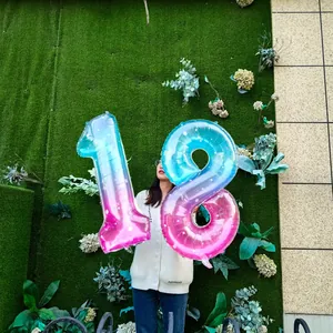 Détail de ballons numéro 18 en aluminium dégradé bleu et rose avec des étoiles