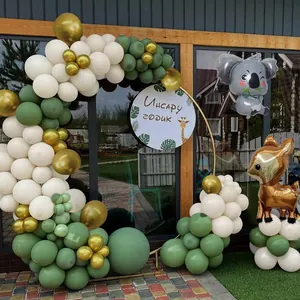 Détail de l'arche de ballons forêt avec ballons koala, cerf et latex vert tropical