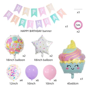 Makroansicht des Cartoon-Eiscreme-Geburtstags-Sets mit Ballons und Girlande
