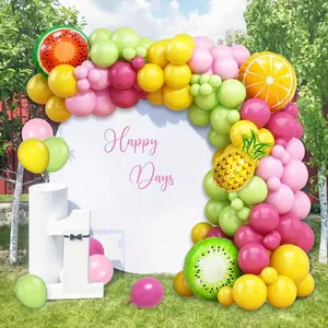 Arco di palloncini con frutta tropicale e ananas per decorazioni di feste estive