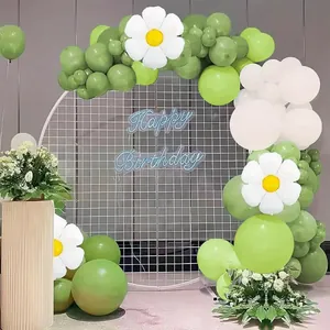 Arco di palloncini verde salvia con margherite bianche per decorazioni di feste