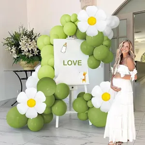 Dettaglio dell'arco di palloncini margherita verde e bianco per baby shower