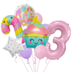 Makroaufnahme von Eiscreme-Folienballons inklusive Nummer 3 und Cupcake für Geburtstagspartys