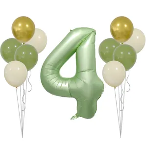 Détail du ballon chiffre 4 vert olive avec des décorations de fête dorées et blanches