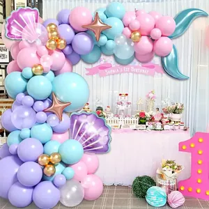 Arche de ballons sirène en couleurs pastel avec ballons en aluminium coquillage et queue