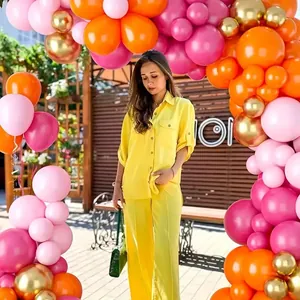 Ensemble chemise et pantalon jaune vif avec arche de ballons florale pour décoration