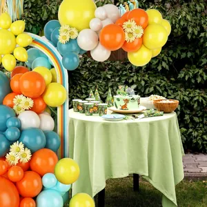 Oranje en blauwe ballonboogset met madeliefjes voor verjaardagsfeestjes in jungle