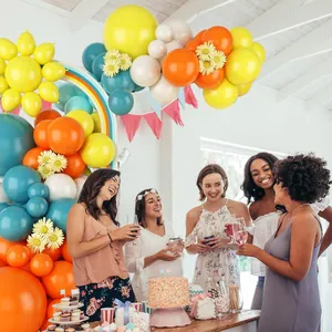 Oranje en blauwe ballonboogset met madeliefjes voor verjaardagsfeest decor