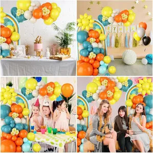 Detailweergave van oranje en blauwe ballonboog met zonnebloemen en verjaardagsdecoratie