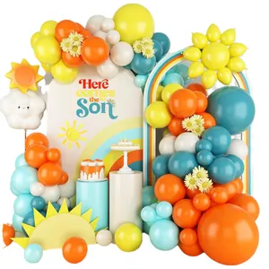 Oranje blauwe ballonboogset met zonnebloem en Here comes the Son achtergrond decor