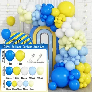 Dettaglio del kit ghirlanda da 104 palloncini blu macaron con varie dimensioni e accessori