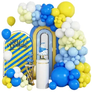 Kit arco di palloncini macaron blu e gialli con sfondo Happy Birthday e alzate per torte