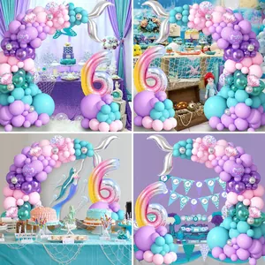 Dettaglio kit arco palloncini sirena con palloncini rosa viola blu e code di pesce argento