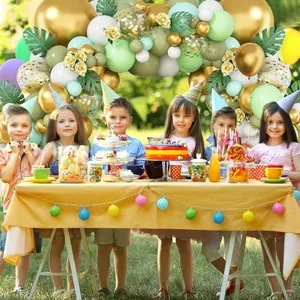 Detail der Ballongirlande mit gold- und salbeigrünen Akzenten bei einer Outdoor-Party