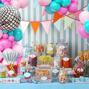 Set de fête disco avec ballons 4D argentés, pots de bonbons et fond à rayures bleues