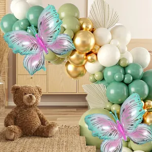 Kit arche de ballons vert sauge et doré avec ballons papillon pour décor de mariage