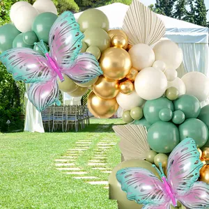 Arche de ballons d'extérieur vert sauge, blanc et or avec décorations de papillons