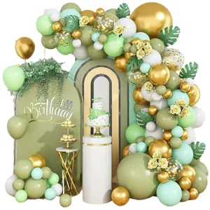 Salbeigrüner und goldener Ballonbogen Set mit runder Rückwand und floralen Akzenten für Party