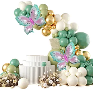 Kit arche de ballons vert sauge avec accents dorés et ballons papillon pour décor de mariage