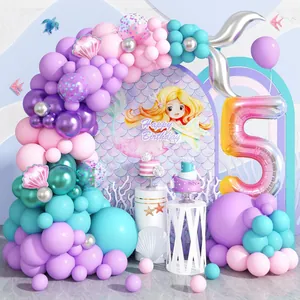 Set decorazioni festa sirena con arco di palloncini e sfondo a tema conchiglia rosa