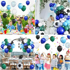 Vue détaillée d'une arche de ballons de football avec ballons bleus blancs verts