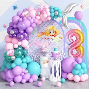 Decorazione festa sirena con ghirlanda di palloncini, coda di pesce e numero 8