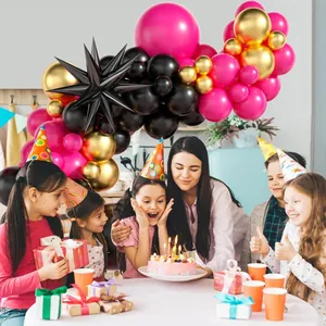 Deko für Disco-Partys mit rosa, schwarzen und goldenen Ballons sowie einem 4D-Sternballon