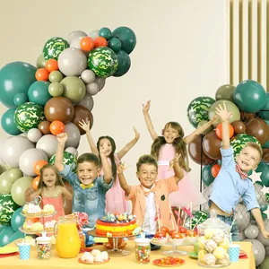Dettaglio della ghirlanda di palloncini mimetici con palloncini verde scuro e sabbia per feste