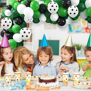 Kit fête de football avec arche de ballons verts, assiettes et décorations d'anniversaire
