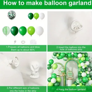 Detail van ballonboogset met groene en witte ballonnen en montage-instructies