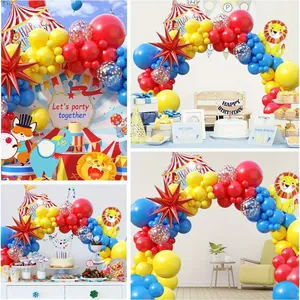 Detalle del arco de globos de circo con globos de león, elefante y estrella roja